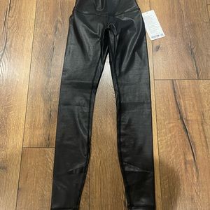 NWT lululemon black womens Wunder under HR tight 28” shine leggings.